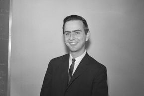 这张1961年的照片显示的是年轻的卡尔·萨根刚获得博士学位不久。在天文学和天体物理学中。＂width=