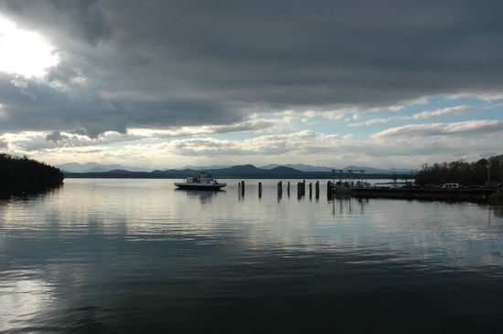 发现咬牙切齿,一个心爱的湖怪兽”class=