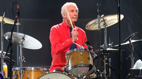 查理·沃茨（Charlie Watts），传奇的滚石乐队鼓手，死于80“border=