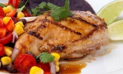 鸡胸肉有100种烹饪方法，包括用水果调味汁烤。＂border=