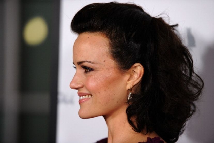 Actress Carla Gugino shows how contouring can define your face.