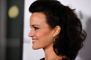Actress Carla Gugino shows how contouring can define your face.