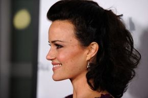 女演员卡拉·古吉诺（Carla Gugino）展示了轮廓如何定义您的脸。“border=