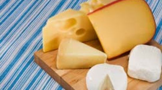 What are some cheese allergy symptoms?