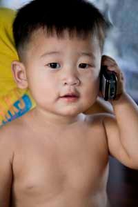 人类选择语言开始在胎儿阶段,通常10个月岁左右说,他们的第一个词。”width=