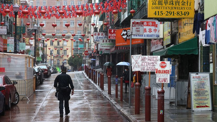 警察在巡逻在唐人街,旧金山”border=