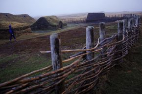 在加拿大纽芬兰的L'Anse Aux Meadows，在1961年在那里发现的维京定居点已被重建到其前州。“border=