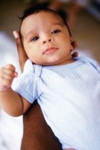 一两个月以下的婴儿经常在拳头手。”width=