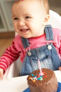 在12个月大的时候,你的宝宝体重增加了两倍,才能确定自己的镜子。”width=