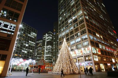 一棵圣诞树装饰广场12月22日,2006年在北京市中心,中国。”border=