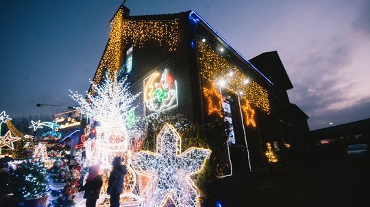 How to Host a Christmas Light Contest