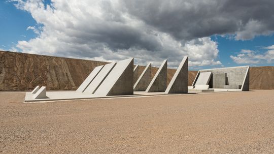 迈克尔·海泽(Michael Heizer)的代表作《城市》(City)在50年后上映”border=