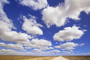 云是地球天气系统中美丽而重要的一部分，比如这些漂浮在怀俄明州红色沙漠上的云。看云视频。＂width=