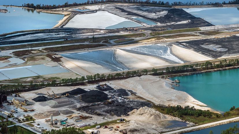 萨顿发电厂煤灰泄漏＂width=