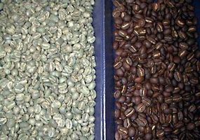 图片来自CoffeeResearch.org前后对比:绿色(左)和烘焙咖啡豆(右)＂border=