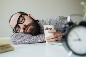 尽管它似乎违反直觉，但最好在喝咖啡以获取能量后立即小睡。“width=