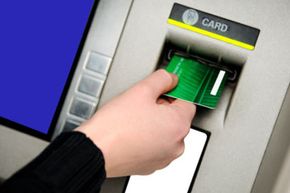 对ATM保持谨慎 - 盗贼可以用来窃取您的钱。查看更多金钱骗局的图片。“width=