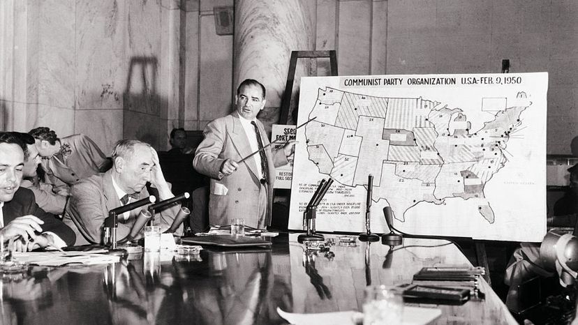 Army-McCarthy听证会期间,1954年,参议员乔·麦卡锡作证的共产党组织的帮助下一个巨大的地图美军顾问约瑟夫·n·韦尔奇(L)谴责麦卡锡是“残酷地不计后果的性格刺客。”Bettmann /盖蒂图片社”border=