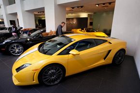 兰博基尼（Lamborghini）坐在陈列室的地板上，并于2010年4月9日在伊利诺伊州芝加哥市的本特利黄金海岸出售其他豪华和跑车。“width=