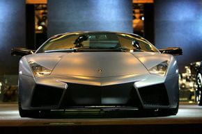 兰博基尼（Lamborghini）于2007年11月15日在加利福尼亚州洛杉矶举行的洛杉矶车展上展示了其140万美元的Reventon。“border=