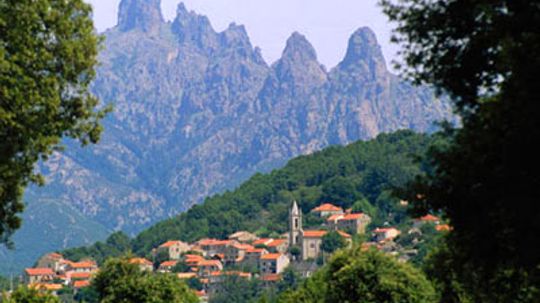 最终引导到科西嘉岛葡萄酒产区”width=