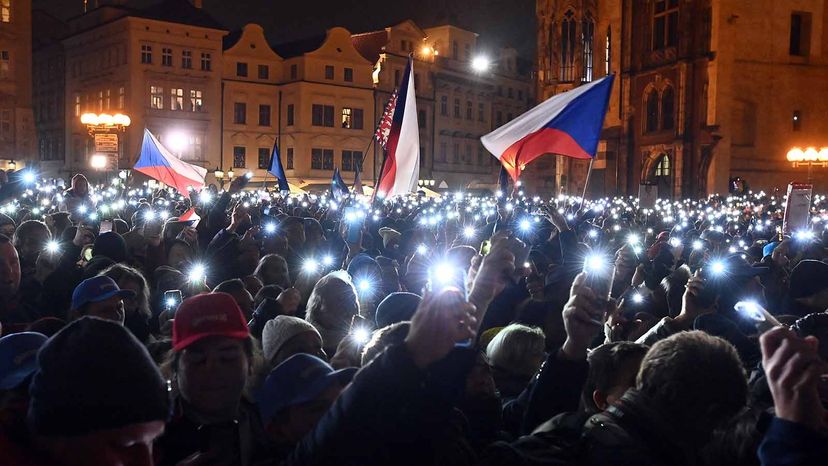 支持者们成群结队地出现在老城广场1月25日,2023年在布拉格支持Czechia切赫帕维尔总统竞选的时候。”border=