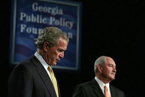 在2006年访问亚特兰大,美国总统布什(George w . Bush)(乔治亚州州长Sonny Perdue)肯定了秘密监狱的存在。”border=