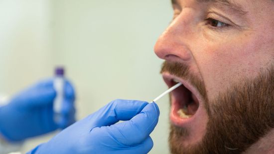 18新利最新登入如何判断自己是患了流感还是COVID-19?＂class=