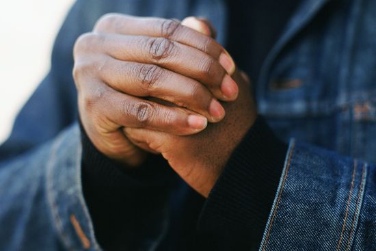 掰指关节会得关节炎吗?＂class=