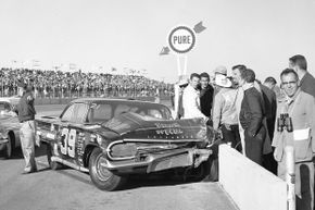 赫伯·蒂尔曼(Herb Tillman)在1960年代托纳500 (Daytona 500)比赛中驾驶雪佛兰撞上了维修区的墙，这场比赛是纳斯卡赛车历史上最大的撞车事故。＂width=