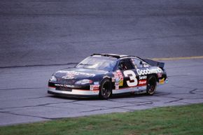 戴尔2001代托纳500 Earnhardt驱动器在练习,完成驱动程序的竞赛,将是致命的。”border=