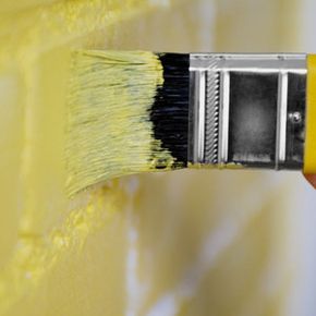 黄色的油漆刷”width=