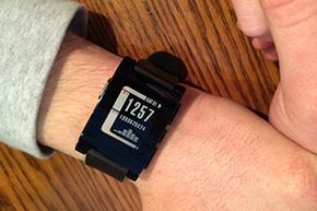 2012年,卵石时间筹集了超过1000万美元的Kickstarter基金其智能手表。在2015年,它翻了一倍,超过2000万美元的第二版的手表,Kickstarter有史以来最大的数量提高。”width=