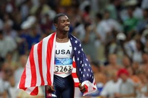 贾斯汀·加特林（Justin Gatlin）在2004年奥运会赢得金牌后庆祝。七年后，他会经历一些令人讨厌的冷冻疗法引起的皮肤问题。“border=