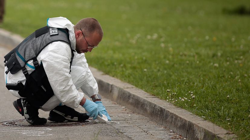 Crime Scene Tools and Forensic Analysis - Scissors / Tweezers