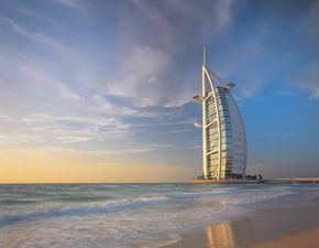 迪拜图像画廊迪拜的Burj Al Arab Towers在波斯湾。查看更多迪拜的照片。“width=