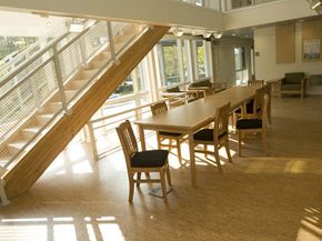 智能家居成为第一个LEED白金级学生宿舍。”width=