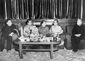 1956年，达赖喇嘛（右第二）会见了中华人民共和国董事长毛泽东（中心），以建立外交关系。“border=