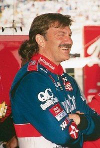 戴尔Jarrett Jarrett家族1999 NASCAR冠军的记录。看到更多的纳斯卡的照片。”width=