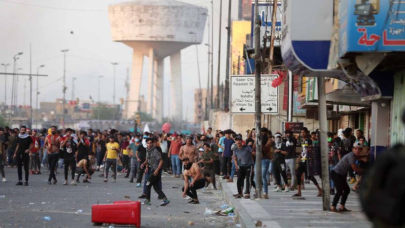 巴格达的抗议”width=