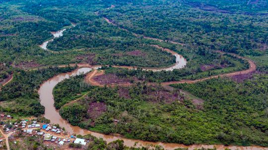 越过DariénGap，这是一个分开Pan American Highway的无法丛林“border=