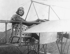 哈丽特·昆比是美国第一位有执照的女飞行员。“border=