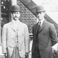奥维尔·赖特和威尔伯·赖特成为第一个驾驶比空气重的机器的人。＂border=