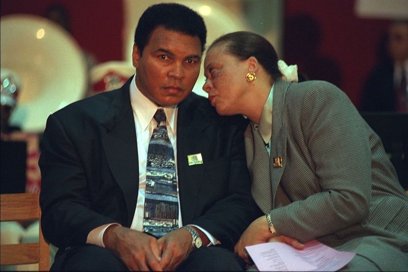 多年患有帕金森氏病的拳击手穆罕默德·阿里（Muhammad Ali）与他的妻子尤兰达·阿里（Yolanda Ali）一起参加了一次活动。Axel Koester/Sygma/Sygma通过Getty Images“border=