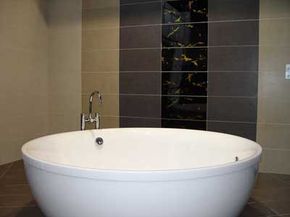Here's an easy way to reduce visual clutter in your bathtub area. Show