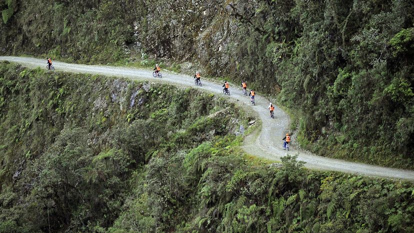 北Yungas Road山地自行车手“border=