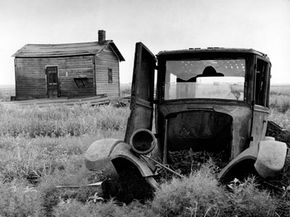 20世纪20年代大平原各州的干旱和沙漠化迫使许多农民从沙尘地带迁移到更肥沃的土地上。＂width=