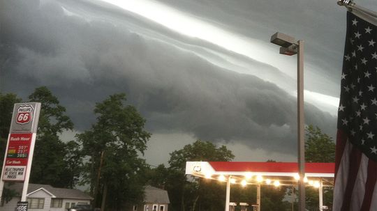 Derechos是服用类固醇的雷雨＂border=