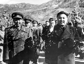 朝鲜独裁者金伊尔·昂格（Kim Il Sung）开始从朝鲜撤离中国军队。“border=