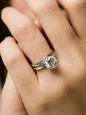 round diamond engagement ring